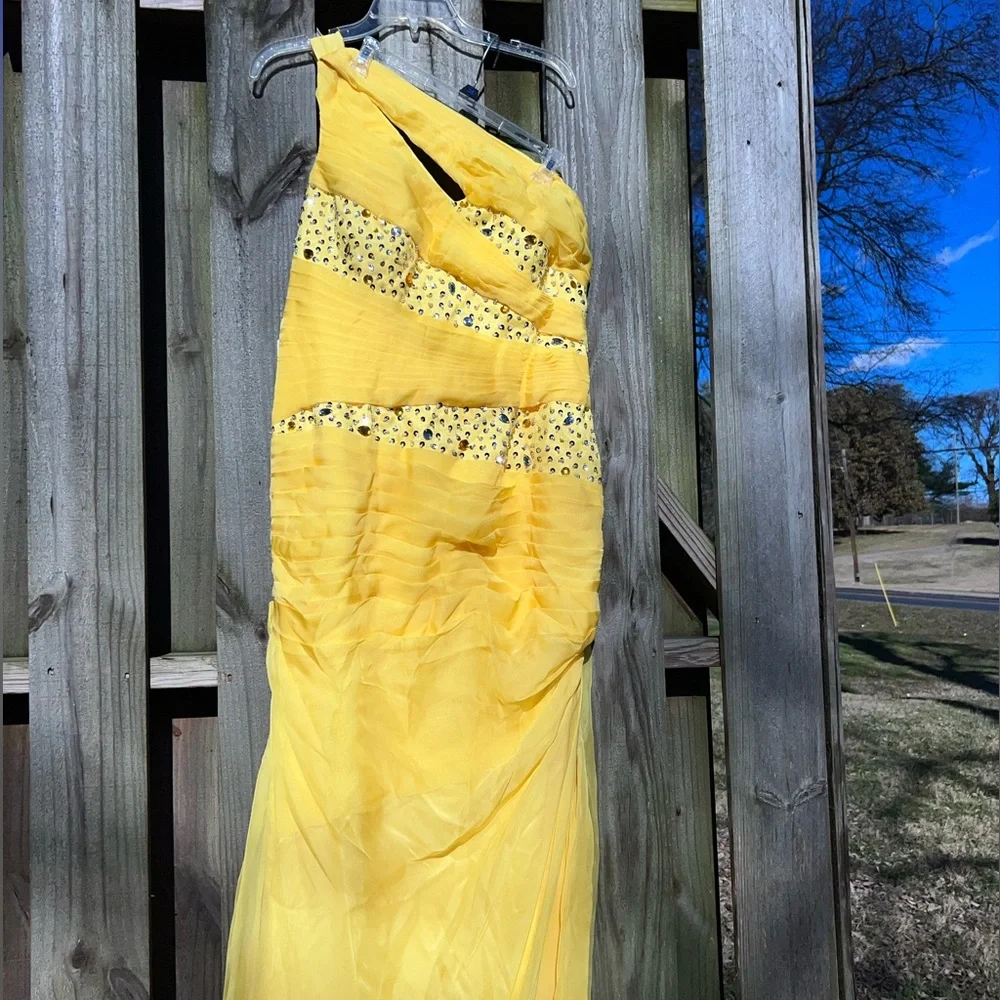Judy Bridal one shoulder yellow gown. - Picture 3 of 13